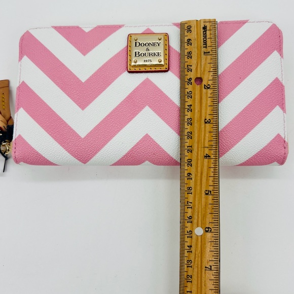 Dooney & Bourke Pink & White Chevron Large Wallet Wristlet NWT - Picture 6 of 8